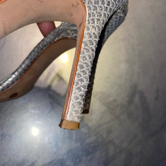 Well loved high heel bcbgmaxazria sz 10 silver - Picture 4 of 8